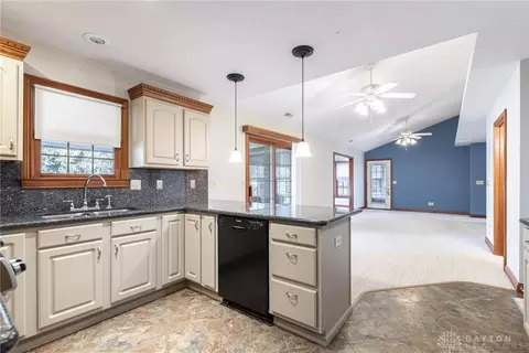 1876 Willow Lakes Dr, Springfield, OH 45502 photo 6