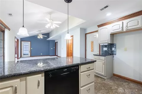 1876 Willow Lakes Dr, Springfield, OH 45502 photo 7