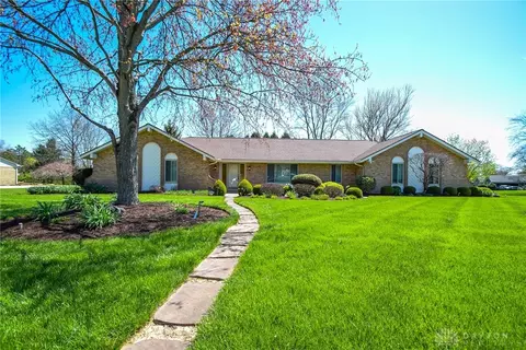 2070 Alpwoods Ln, Dayton, OH 45459