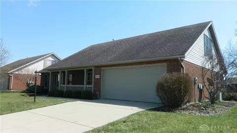 1952 Willow Lakes Dr, Springfield, OH 45502 photo 1