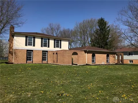 6820 Roberta Dr, Tipp City, OH 45371