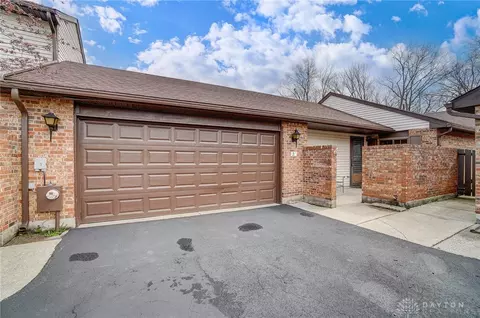 1372 Black Forest Dr, West Carrollton, OH 45449