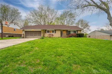 825 Gleneagle Dr, Dayton, OH 45431