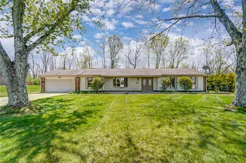 890 El Kenna Ct, Dayton, OH 45458