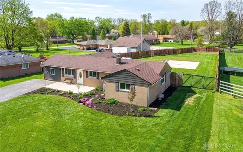 2922 Mckay Rd, Dayton, OH 45432