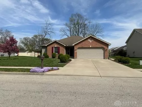 1233 Hawks Nest Dr, Troy, OH 45373