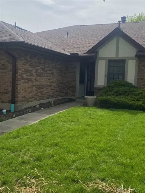 724 Pine Needles Dr, Dayton, OH 45458