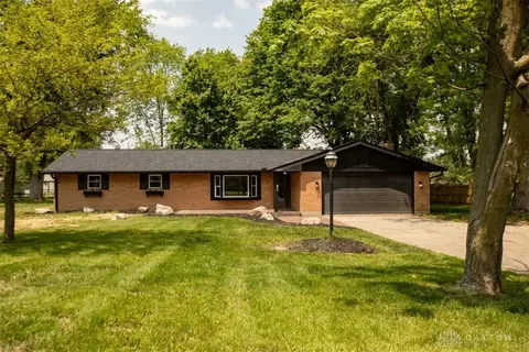 277 Floral Acres Dr, Tipp City, OH 45371