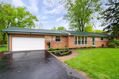 2105 S Linda Dr, Bellbrook, OH 45305