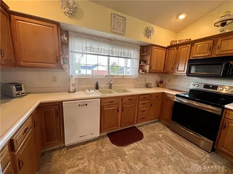 1760 Pinehurst Dr, Springfield, OH 45502 photo 4