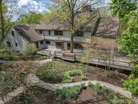 320 Fairforest Cir, Oakwood, OH 45419