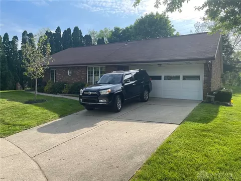 2927 Archer Ln, Springfield, OH 45503