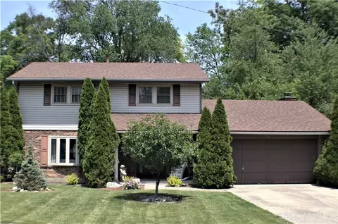 281 Royal Oaks Dr, Fairborn, OH 45324