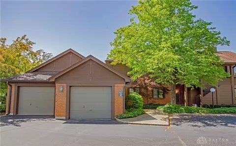 6997 Bluffs Dr, Washington Township, OH 45459