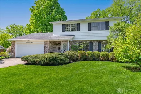 832 Carousel Cir, Kettering, OH 45429