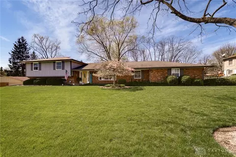 7655 Rolling Oak Dr, Centerville, OH 45459
