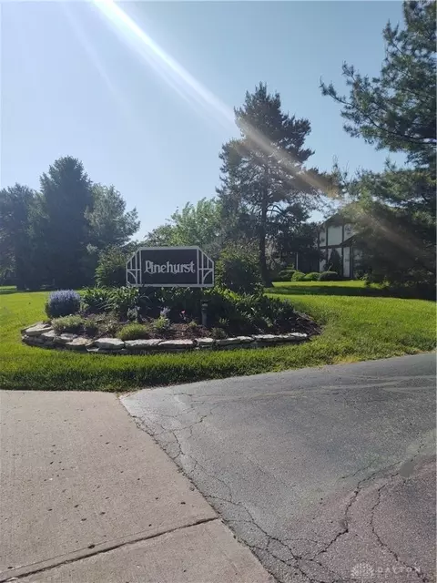 595 Pine Needles Dr, Dayton, OH 45458