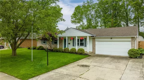 962 Crestview Dr, Troy, OH 45373