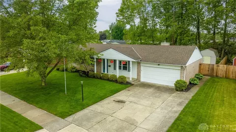 962 Crestview Dr, Troy, OH 45373 photo 2