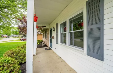 962 Crestview Dr, Troy, OH 45373 photo 3