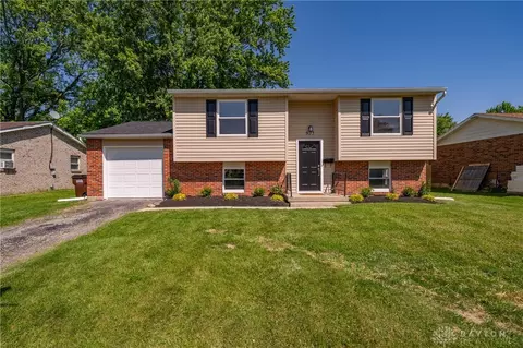 825 Moccasin Trl, Xenia, OH 45385