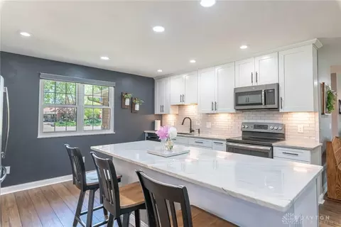 2273 Whispering Willow Cir, Kettering, OH 45440 photo 4