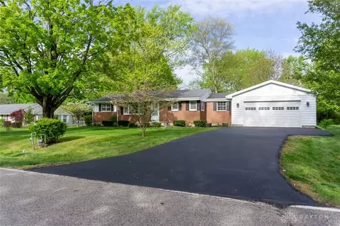 111 Ravenwood Dr, Springfield, OH 45504