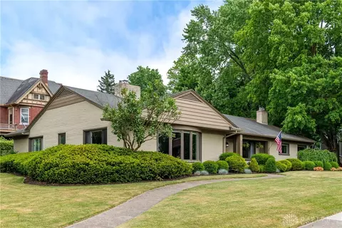 300 E Schantz Ave, Oakwood, OH 45409