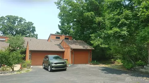 1061 Redbluff Dr, Dayton, OH 45449