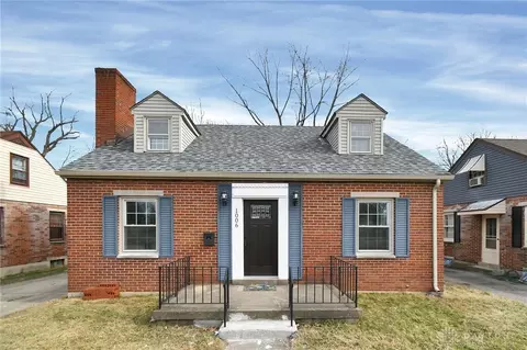 1006 Acorn Dr, Oakwood, OH 45419