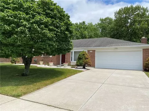 7590 Roselake Dr, Dayton, OH 45414