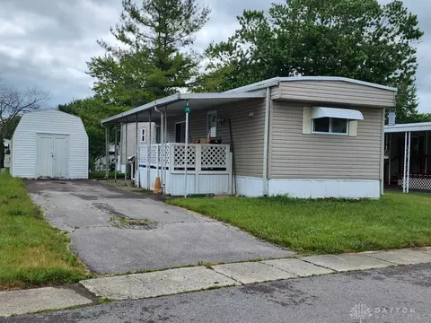 28 Shoreline, Brookville, OH 45309