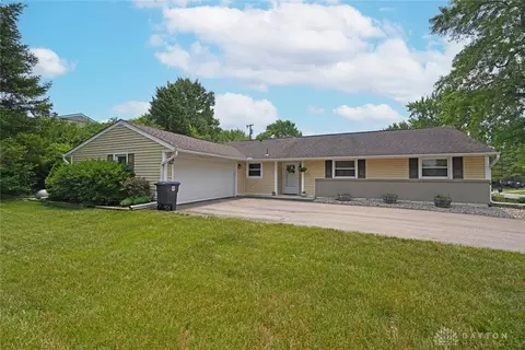 126 Gershwin Dr, Centerville, OH 45458