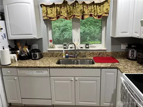 118 Castle Dr, Kettering, OH 45429 photo 9