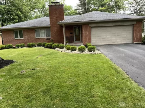 118 Castle Dr, Kettering, OH 45429