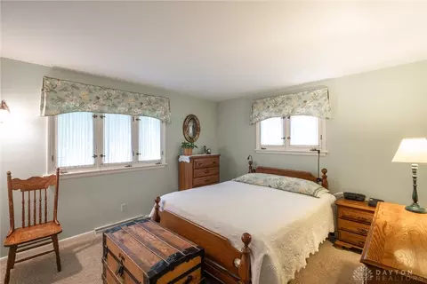 1041 Greenridge Dr, Kettering, OH 45429 photo 12