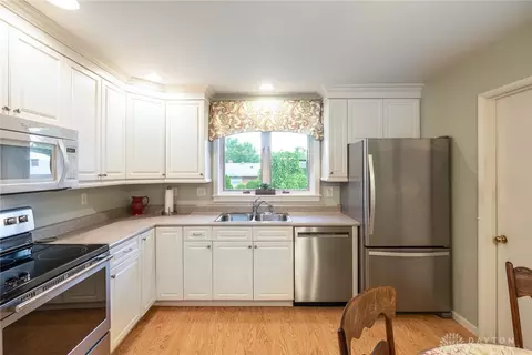 1041 Greenridge Dr, Kettering, OH 45429 photo 6