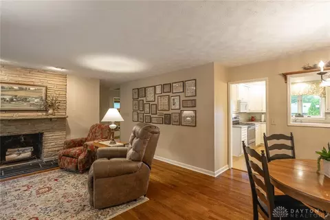1041 Greenridge Dr, Kettering, OH 45429 photo 3