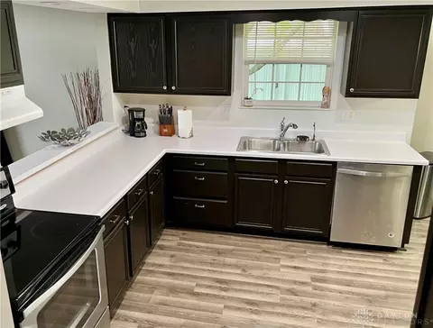 1015 Skylight Cir, Dayton, OH 45458 photo 4