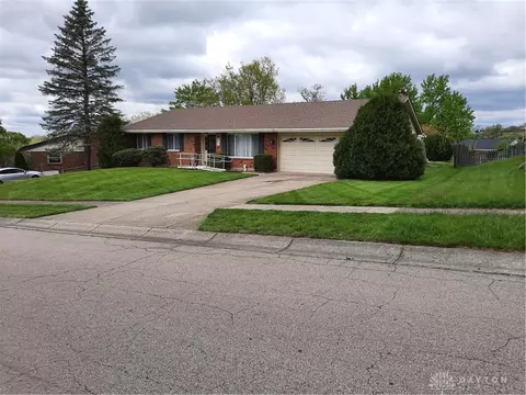 1825 S Bayberry Dr, Miamisburg, OH 45342