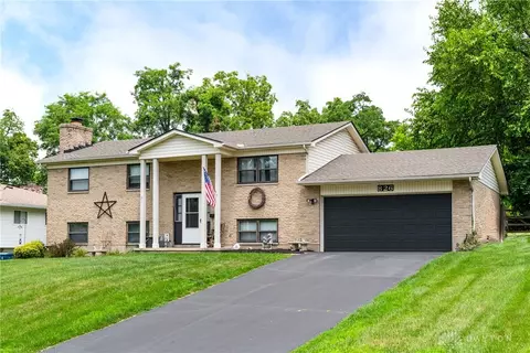 826 Twin Oaks Dr, Dayton, OH 45431