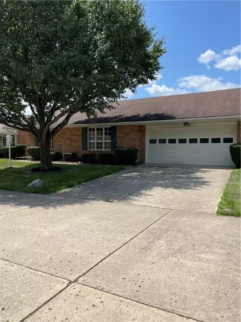 6765 Willow Creek Dr, Huber Heights, OH 45424
