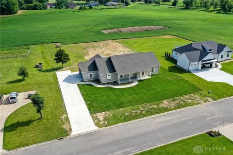 11321 Carriage Hill Dr, New Carlisle, OH 45344