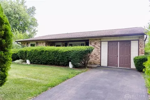 1590 Commonwealth Dr, Xenia, OH 45385