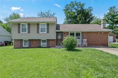 1806 Commonwealth Dr, Xenia, OH 45385