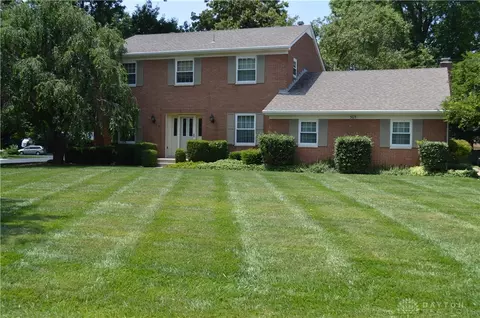 305 Cedarleaf Ct, Centerville, OH 45459