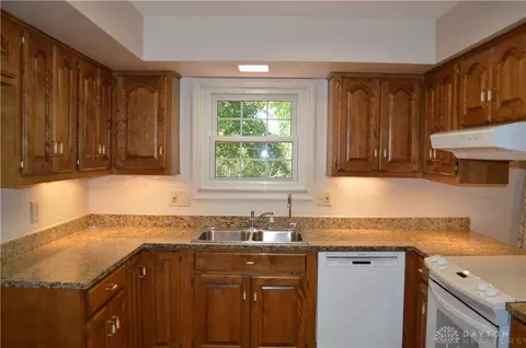 305 Cedarleaf Ct, Centerville, OH 45459 photo 7