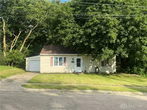 1142 Cedarview Dr, Springfield, OH 45503