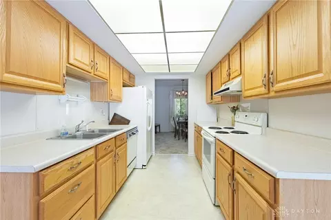 8025 Talbrook Ct, Centerville, OH 45458 photo 10