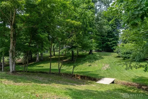 2850 Van Oss Dr, Beavercreek, OH 45431